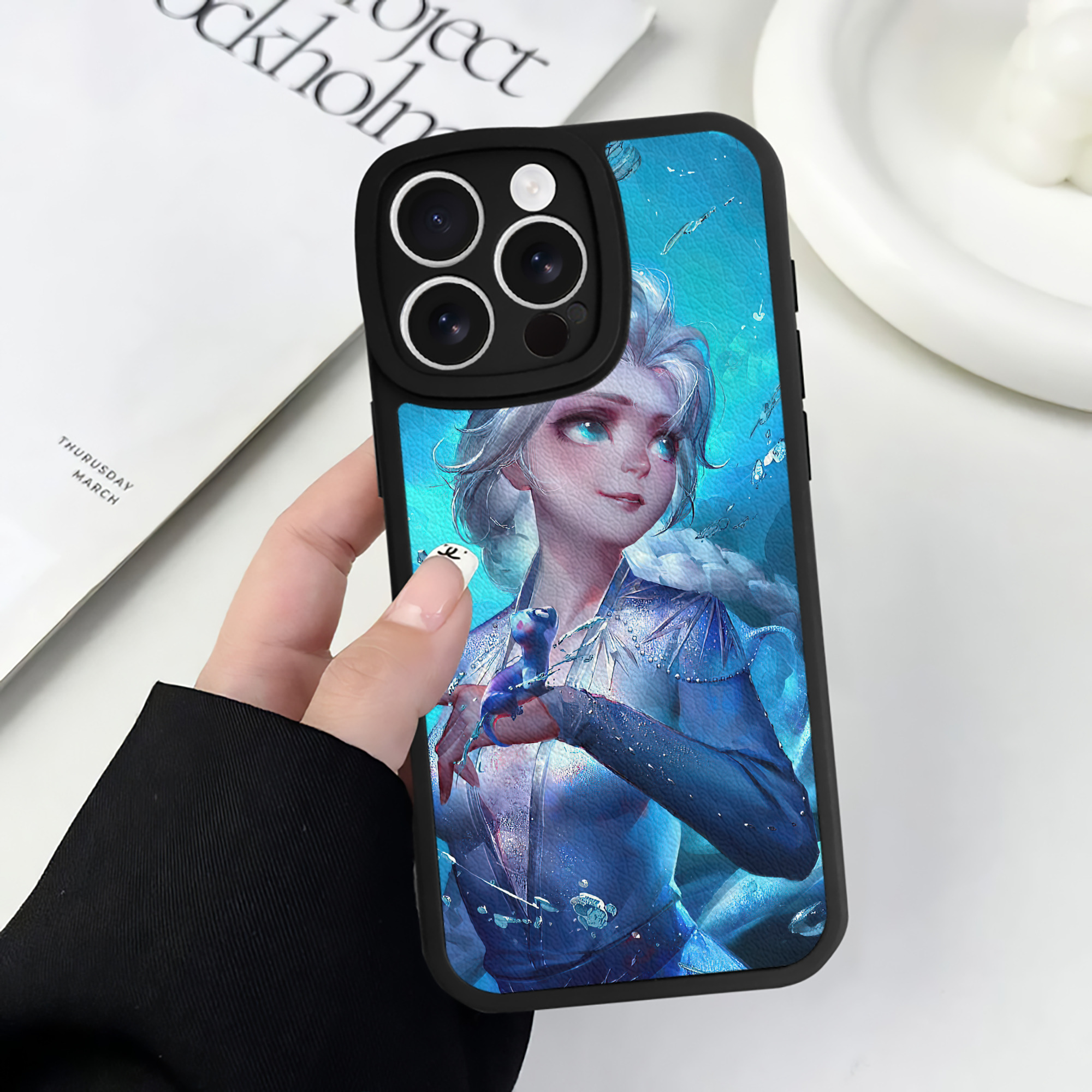 （画像用） アナと雪の女王 アンナ エルサ Frozen Anna Elsa 【iPhone 16シリーズ対応】シリコンスマホケース（レザー調） 材質：シリコン